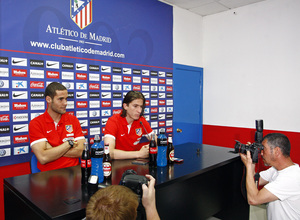 Mario Suárez y Filipe Luis atienden a la prensa en una rueda de prensa de Majadahonda