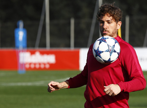 temporada 16/17. Entrenamiento en la ciudad deportiva Wanda.  Cerci controlando un balón durante el entrenamiento