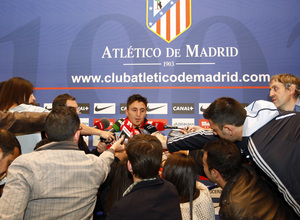 Cristian Rodríguez atendiendo a los medios en el Calderón