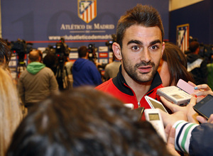 Adrián atiende a la prensa en el Vicente Calderón