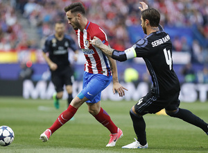 Temporada 16/17. Partido Atlético Real Madrid. Saúl luchando un balón durante el partido
