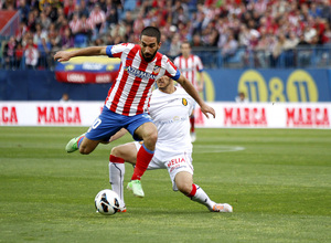 Temporada 2012-13. Atlético de Madrid - Mallorca. Arda Turan supera la entrada de un jugador del Mallorca