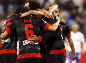 Temporada 12/13. Real Zaragoza - Atlético de Madrid. Koke se abraza con sus compañeros tras la consecución de uno de los goles