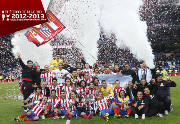 Fondo de escritorio. Temporada 2012-2013. El equipo celebra la consecución de la Copa del Rey sobre el césped del Bernabéu. 