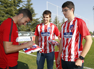 Gabi con los ganadores de 'Gol Atlético' el juego de la aplicación oficial del club 