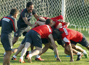 Temporada 13/14. Entrenamiento. Equipo entrenando en los Ángeles de San Rafael, Simeone siguiendo una 