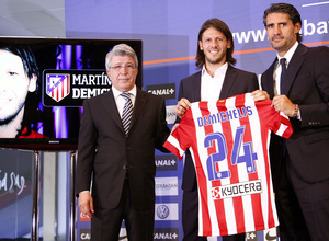 Temporada 13/14. Presentación Martín Demichelis. Estadio Vicente Calderón. Posando con Cerezo y Caminero junto con la camiseta