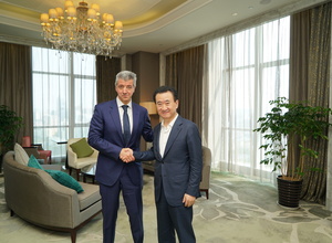 Wang Jianlin y Miguel Ángel Gil se estrechan la mano en Nanning tras el acuerdo rubricado