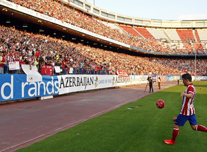 Temporada 13/14. Presentación David Villa. Villa firmando balones