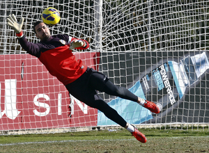 Asenjo atajando un balón