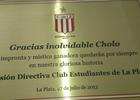 Placa de homenaje del Estudiantes a Diego Pablo Simeone que le fue entregada en los prolegómenos del partido 