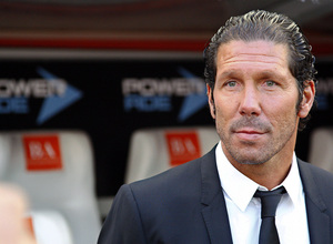 Diego Pablo Simeone, en el banquillo del Estadio Único de La Plata, antes del Estudiantes-Atlético de Madrid