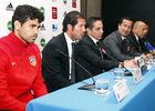 Pretemporada 2013-14. Roberto Mosquera y Carlos Lobatón, entrenador y capitán del Sporting Cristal, junto a Diego Costa y Simeone. 