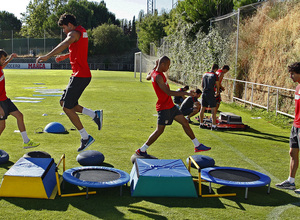 Baptistao, Diego Costa, Miranda y Tiago realizan ejercicios en una de las estaciones de trabajo físico