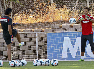 Temporada 13/14. Aranzubia en un ejercicio con Pablo Vercellone en su primer entrenamiento con el Atlético en Majadahonda