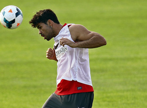 Temporada 13/14. Diego Costa cabecea un balón en el entrenamiento en Majadahonda