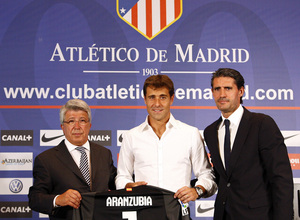 Caminero, Enrique Cerezo y Aranzubia se hacen la habitual foto de presentación