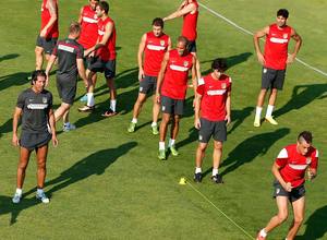 Simeone observa el ejercicio físico de sus jugadores en el entrenamiento previo al viaje a Sevilla