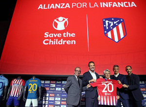 Temp. 18-19 | Acto en el Wanda Metropolitano presentación del acuerdo Save The Children | Foto de familia