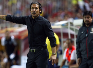 Temporada 13/14 Sevilla-Atlético de Madrid Simeone dando indicaciones al equipo