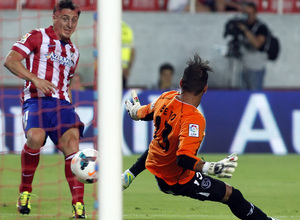 Temporada 13/14 Sevilla-Atlético de Madrid Cristian Rodríguez marcando el tercer gol al Sevilla