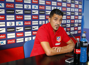 Temporada 13/14. Rueda de prensa previa a la supercopa ante el Barcelona. Villa compareciendo ante los medios en Majadahonda