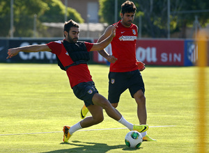 Temporada 13/14. Entrenamiento. Equipo entrenando en Majadahonda. Adrián con chaleco le disputa un balón a Diego Costa