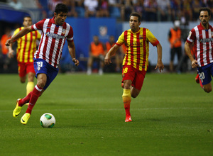 Supercopa 13/14: Diego Costa conduce el balón ante el Barcelona