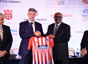 Miguel Ángel Gil posa junto a un representante de Tata en la firma del acuerdo en Nueva Delhi