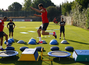 Leo Baptistao y Miranda realizan ejercicios físicos de una de las estaciones de trabajo en el campo 4 de la Ciudad Deportiva