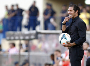 Temporada 13/14. Partido Atlético de Madrid- Rayo Vallecano. Simeone con el balón en la banda