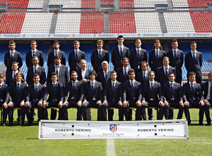 Temporada 13/14. Firma del nuevo contrato de Roberto Verino. Roberto Verino durante el acto posando con toda la plantilla en el césped del estadio Vicente Calderón