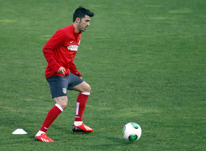 David Villa se entrena con balón en la Ciudad Deportiva Dani Jarque, del Espanyol, antes de la vuelta de la Supercopa de España