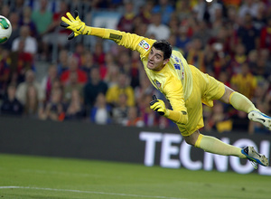 Temporada 2013/2014 FC Barcelona - Atlético de Madrid Courtois parando el balón