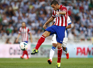 Temporada 2013/2014 Real Sociedad - Atlético de Madrid Mario Suárez chutando el balón