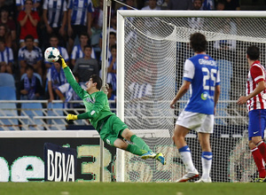 Temporada 2013/2014 Real Sociedad - Atlético de Madrid Courtois parando el esférico