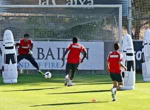 Temporada 13/14. Entrenamiento. Equipo entrenando en los Majadahonda.canterano disparando a puerta ante Aranzubía