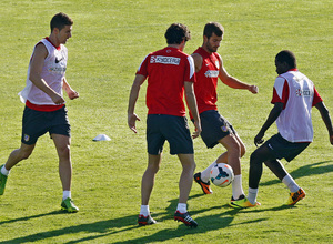 Temporada 13/14. Entrenamiento. Equipo entrenando en los Majadahonda. Baptistao y Pato luchando un balón