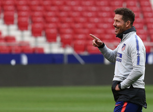 Temporada 18/19. Entrenamiento en el Wanda Metropolitano. Simeone bromeando durante el entrenamiento.