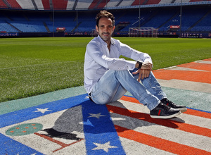 Temporada 13/14. Renovación Juanfran. Juanfran posando con el escudo