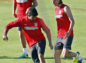 Temporada 13/14. Entrenamiento. Equipo entrenando el Cerro del Espino. Diego Costa luchando un balón con Filipe