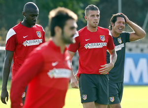 Temporada 13/14. Entrenamiento. Equipo entrenando en Majadahonda. Simeone sonriendo junto a Toby y Josuha