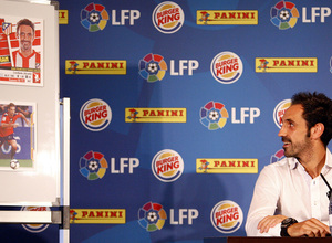 Temporada 12/13. Presentación. Presentación de los cromos solidarios de Panini. Juanfran 