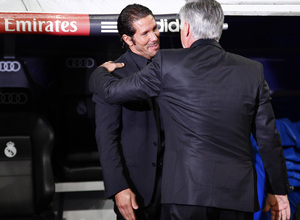 Temporada 2013/2014 Real Madrid - Atlético de Madrid Simeone y Ancelotti saludándose
