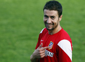 Temporada 13/14. Entrenamiento. Equipo entrenando en Majadahonda. Gabi señalando el escudo