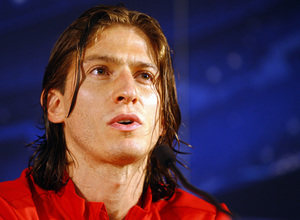 temporada 13/14.Rueda de prensa Champions. Estadio Do Dragao. Filipe Luis atendiendo a los medios