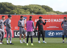 Temporada 19/20. Entrenamiento en la ciudad deportiva Wanda. Simeone realizando ejercicios durante el entrenamiento