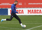 Temporada 19/20. Entrenamiento en la ciudad deportiva Wanda. Carrasco realizando ejercicios durante el entrenamiento