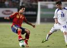 Óliver regatea a un jugador bosnio en el partido en el que España Sub-21 ganó por 3-2 en Murcia, con el rojiblanco de titular
