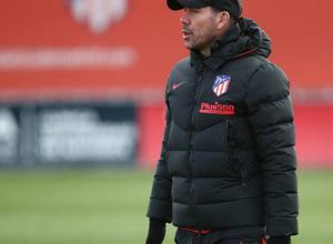 Temporada 19/20. Entrenamiento en la ciudad deportiva Wanda. Simeone realizando ejercicios durante el entrenamiento